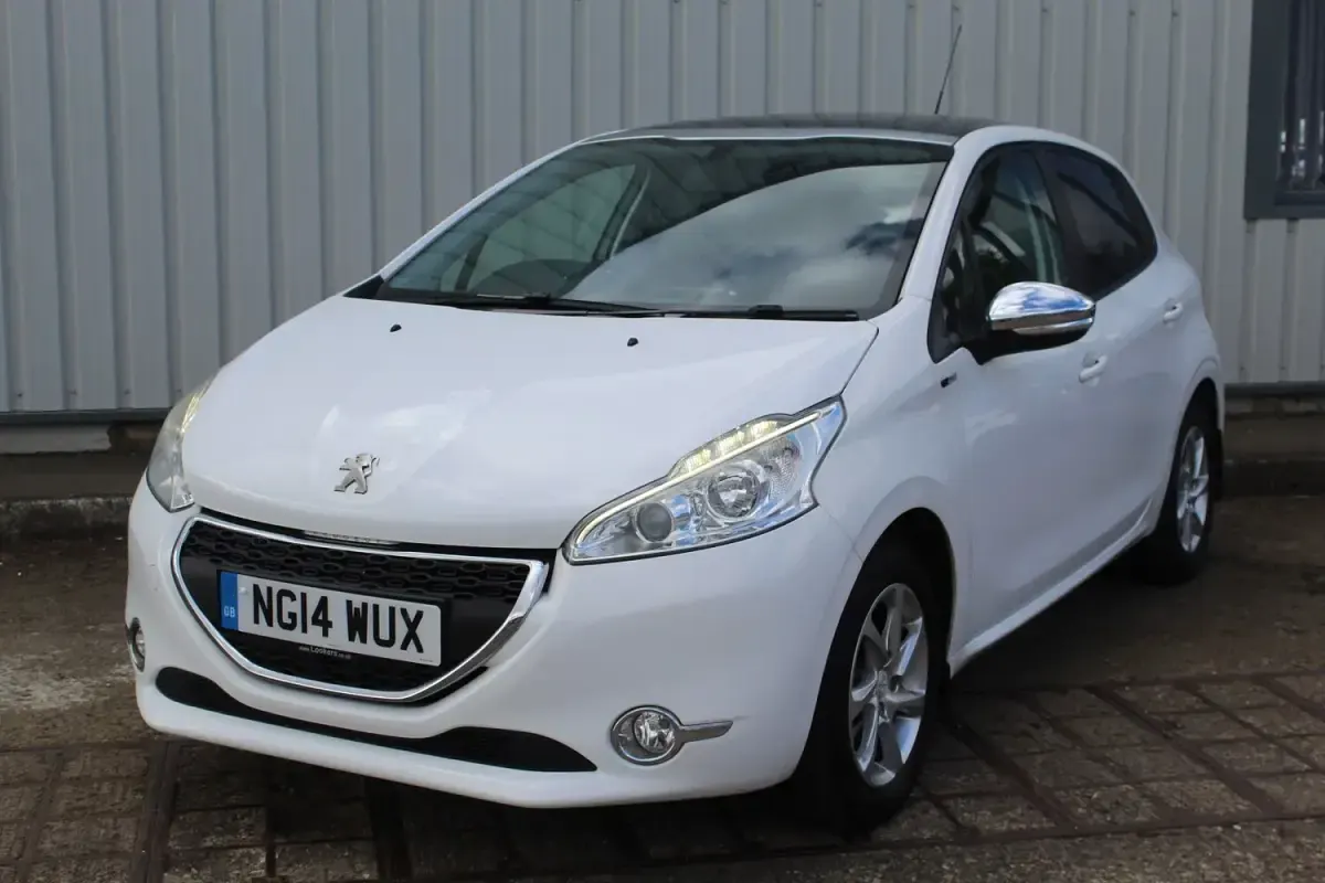 Used Peugeot 208 Style 80 HP (58 kW) 2014 White Hatchback