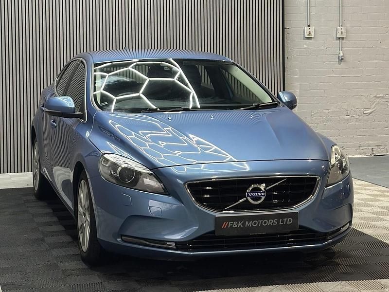 Usado Volvo V40 SE Lux 120 HP (88 kW) 2015 Azul Citadino