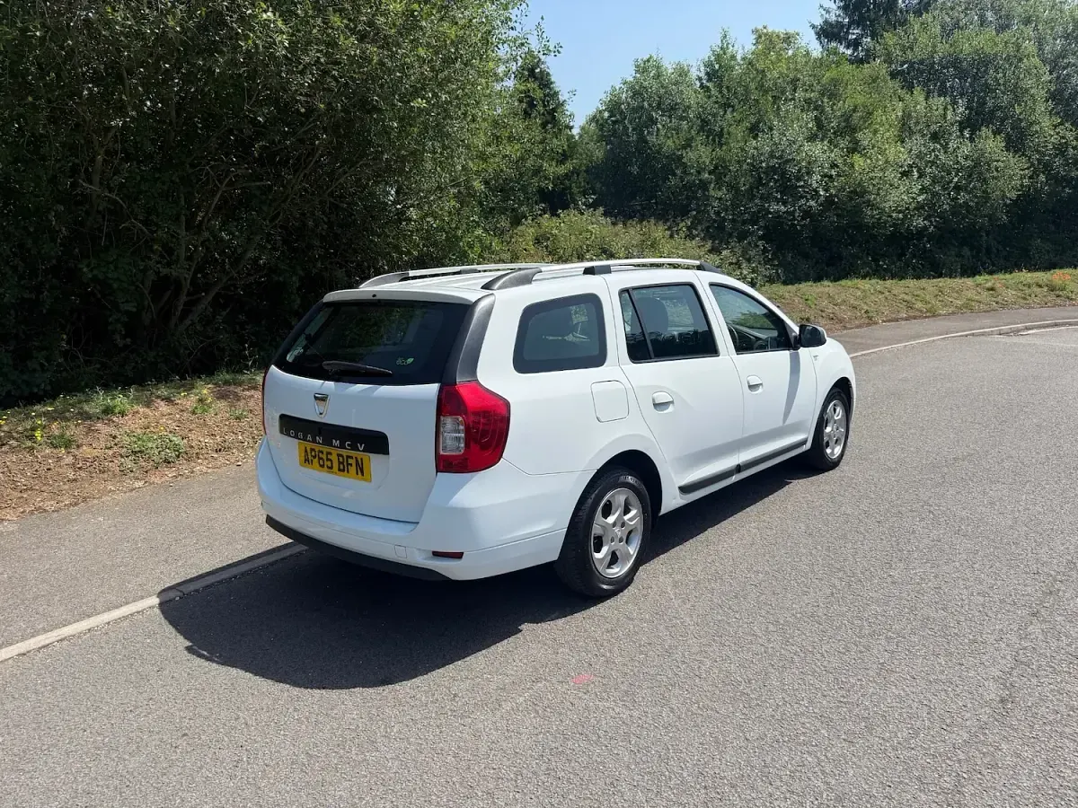 Used Dacia Logan MCV Lauréate 88 HP (64 kW) 2016 Alpine white Estate