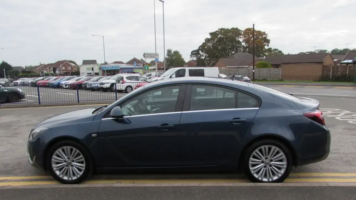 Used Vauxhall Insignia Design Edition 170 HP (125 kW) 2017 Blue Hatchback