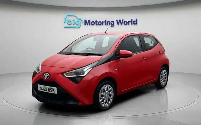 Used Toyota Aygo X-play 72 HP (52 kW) 2021 Red Hatchback