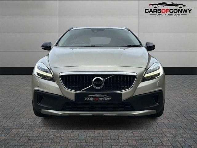 Used Volvo V40 Pro 152 HP (111 kW) 2017 Gold Hatchback