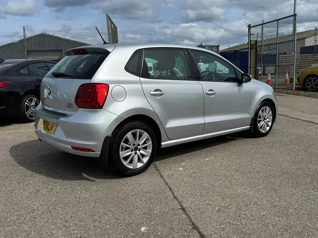 Begagnad VW Polo SE 90 HK (66 kW) 2015 Silver Halvkombi