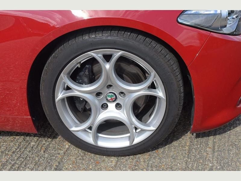 Used Alfa Romeo Giulia Veloce 276 HP (202 kW) 2017 Red Sedan