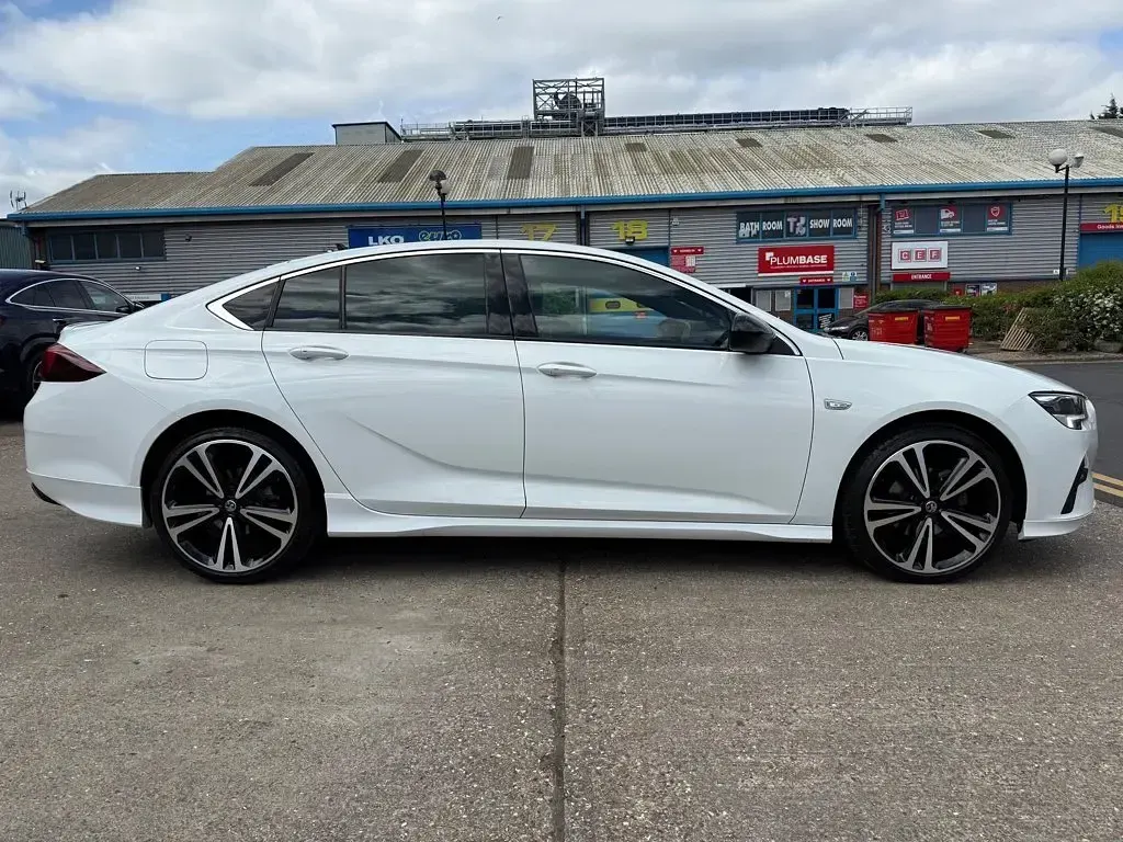 Used Vauxhall Insignia SRi 121 HP (88 kW) 2022 White Hatchback