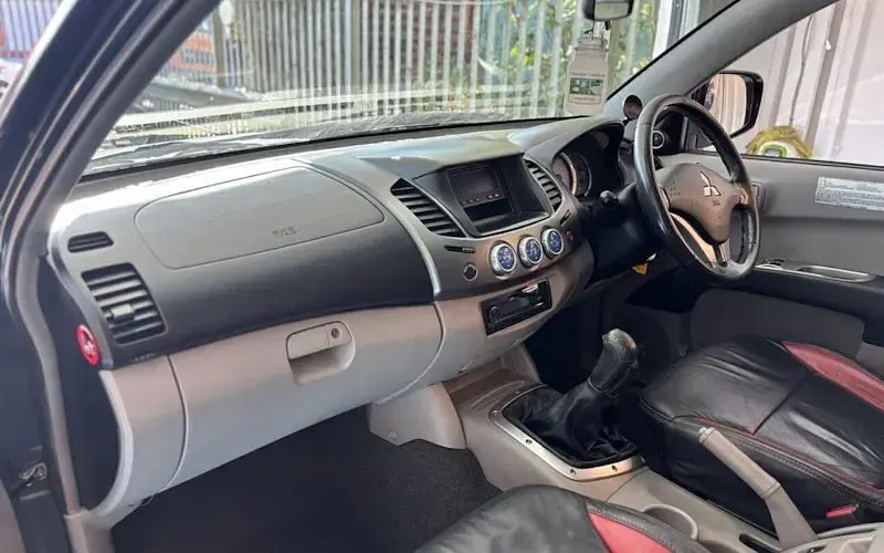 Usado Mitsubishi L200 136 HP (100 kW) 2010 Cinzento Pickup