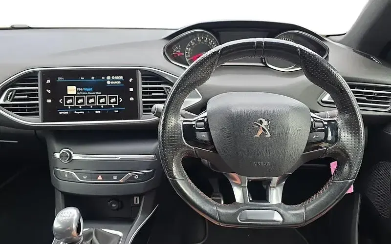 Used Peugeot 308 GT-line 131 HP (96 kW) 2018 White Hatchback