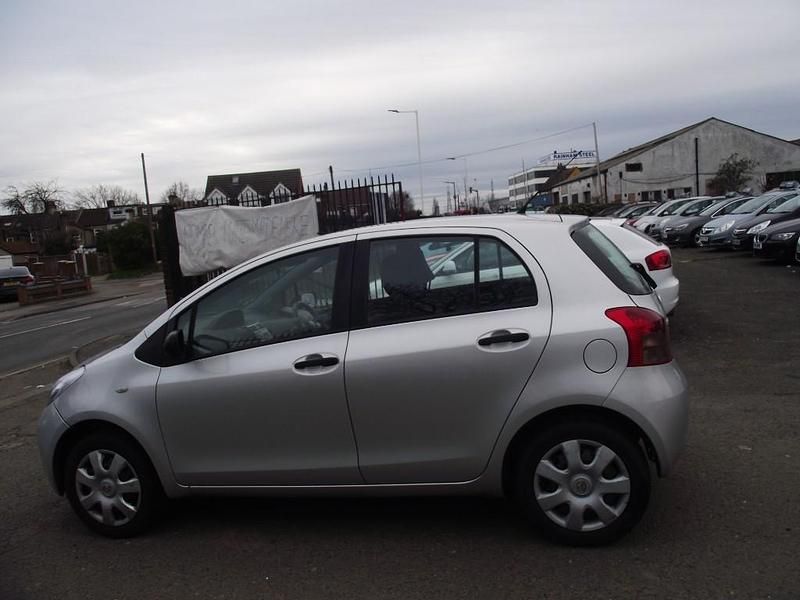 Begagnad Toyota Yaris T2 67 HK (49 kW) 2008 Silver Halvkombi