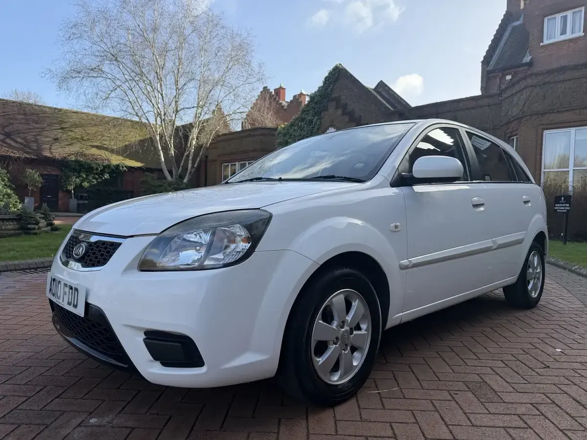 Used Kia Rio 95 HP (69 kW) 2010 White Hatchback