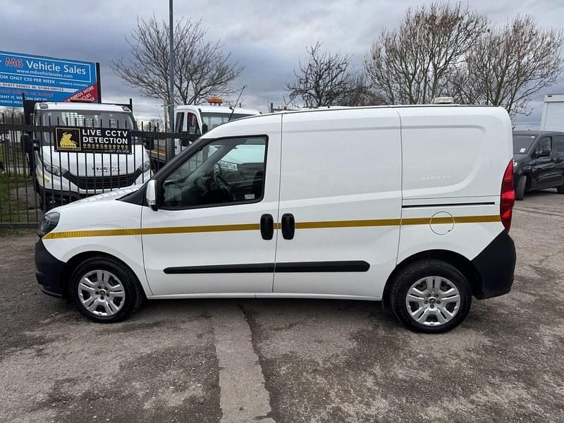 Used Fiat Doblò 90 HP (66 kW) 2022 White MPV