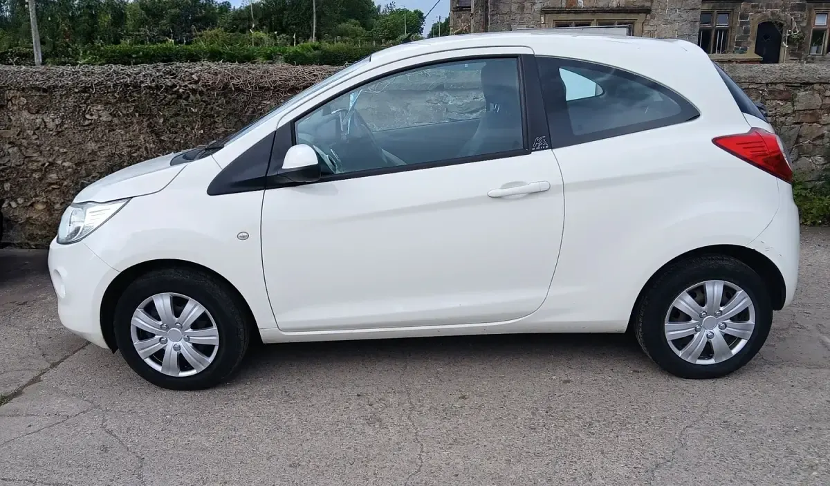 Used Ford Ka 69 HP (50 kW) 2014 White Hatchback