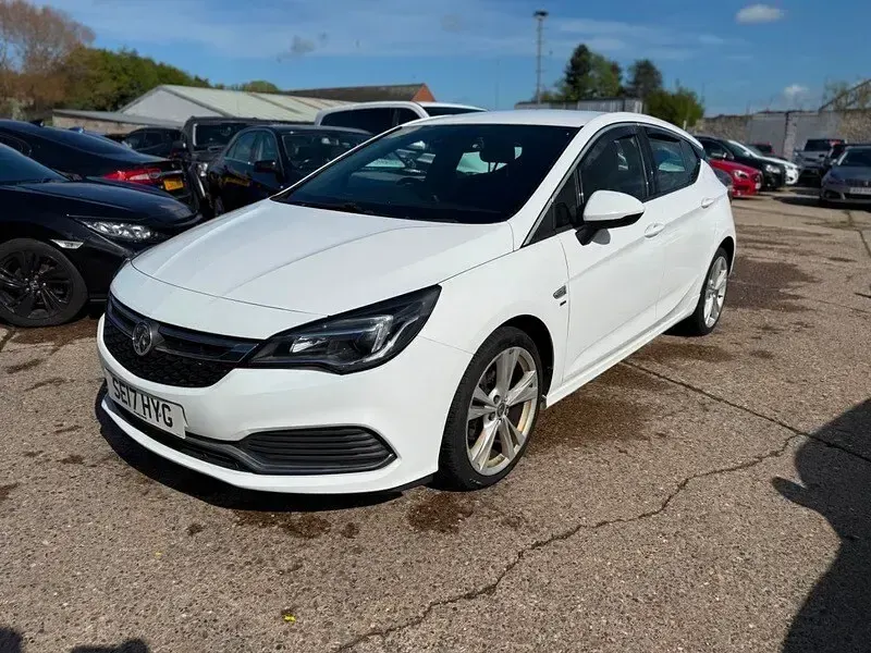 Used Vauxhall Astra SRi 150 HP (110 kW) 2017 White Hatchback