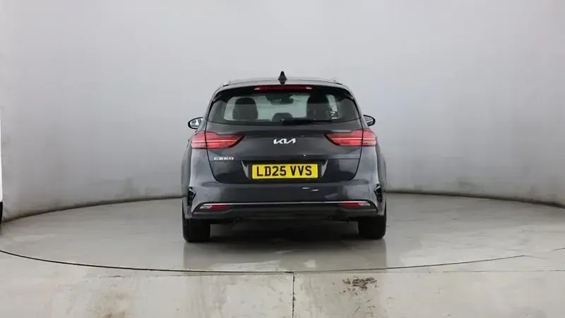 Usado Kia Ceed 138 HP (101 kW) 2025 Cinzento Citadino