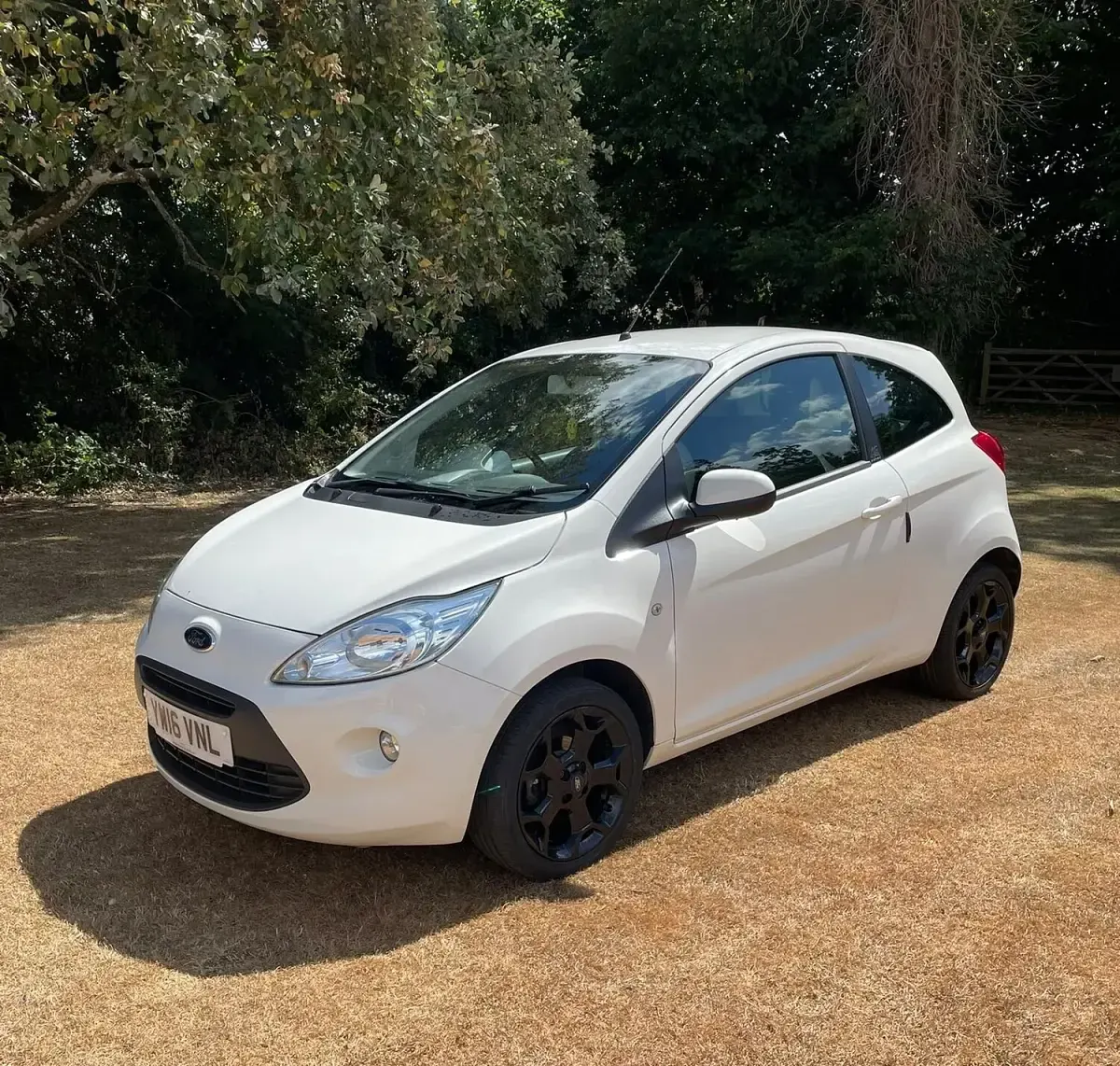 Used Ford Ka Zetec 69 HP (50 kW) 2016 White Hatchback