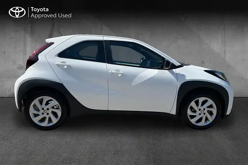 Used Toyota Aygo X PURE 72 HP (52 kW) 2024 White SUV