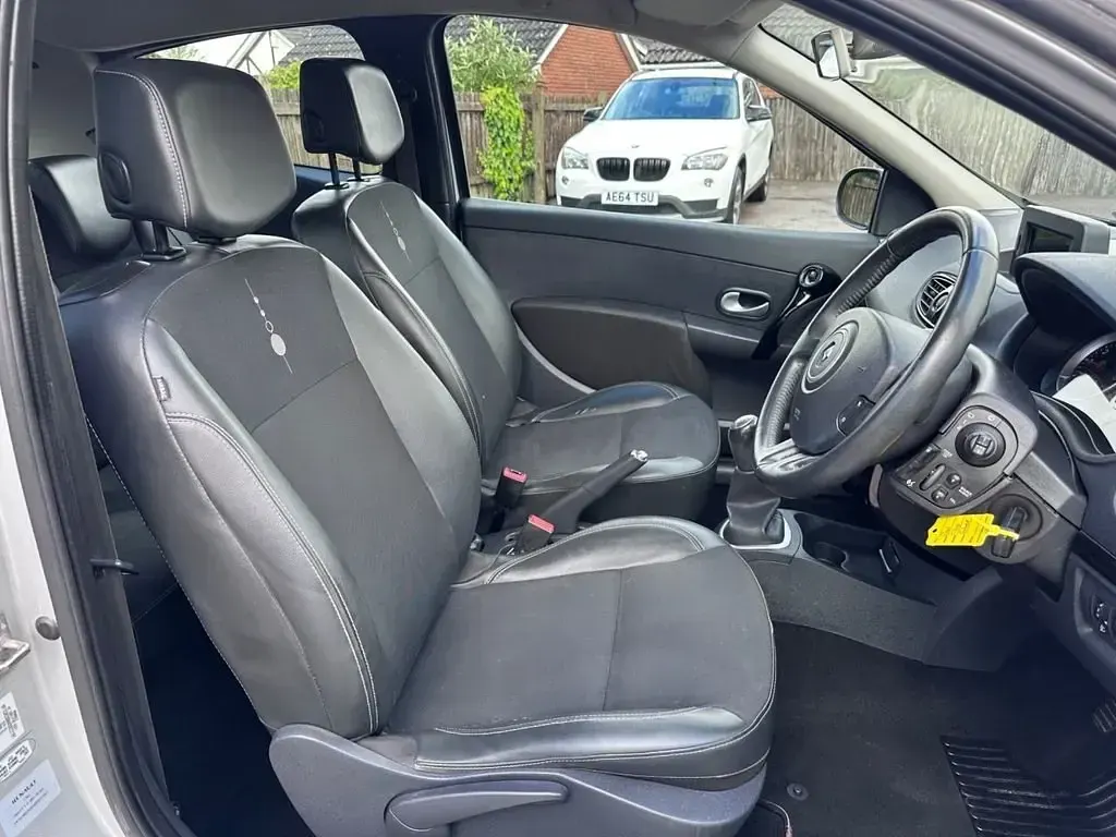 Usado Renault Clio II Dynamique 75 CV (55 kW) 2011 Plateado Utilitario