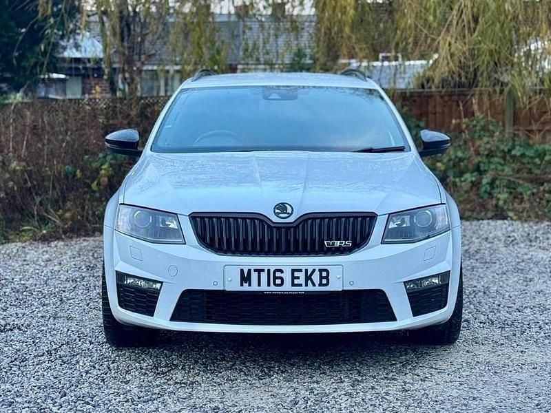 Used Skoda Octavia vRS 230 HP (169 kW) 2016 White Estate
