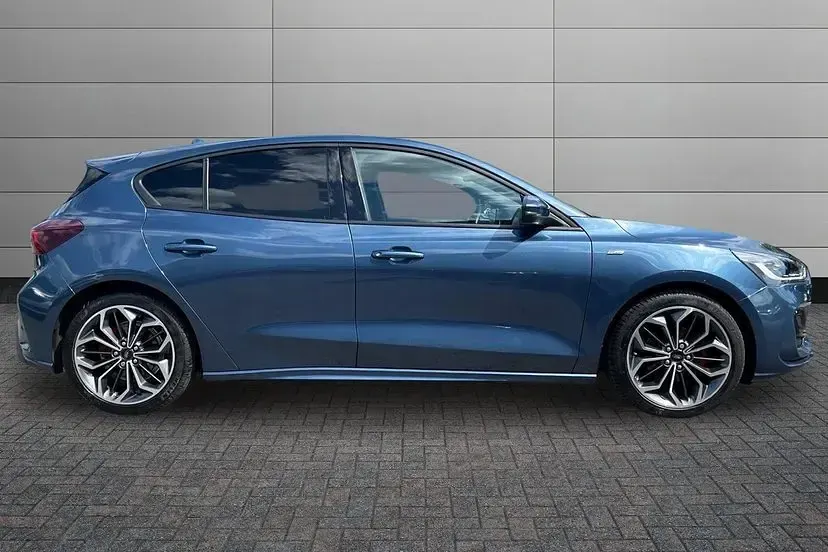 Used Ford Focus ST-Line X 125 HP (91 kW) 2023 Chrome blue Hatchback