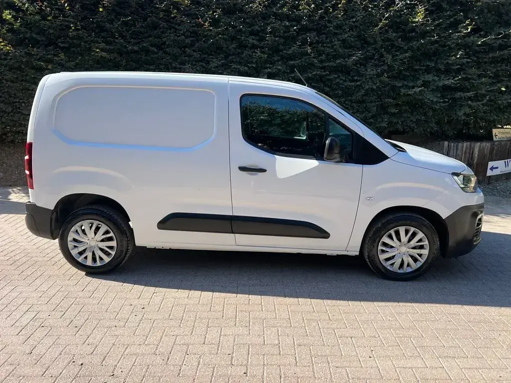 Used Citroën Berlingo 100 HP (73 kW) 2023 White MPV