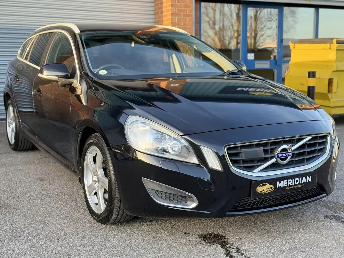 Used Volvo V60 SE Lux 180 HP (132 kW) 2013 Black Estate