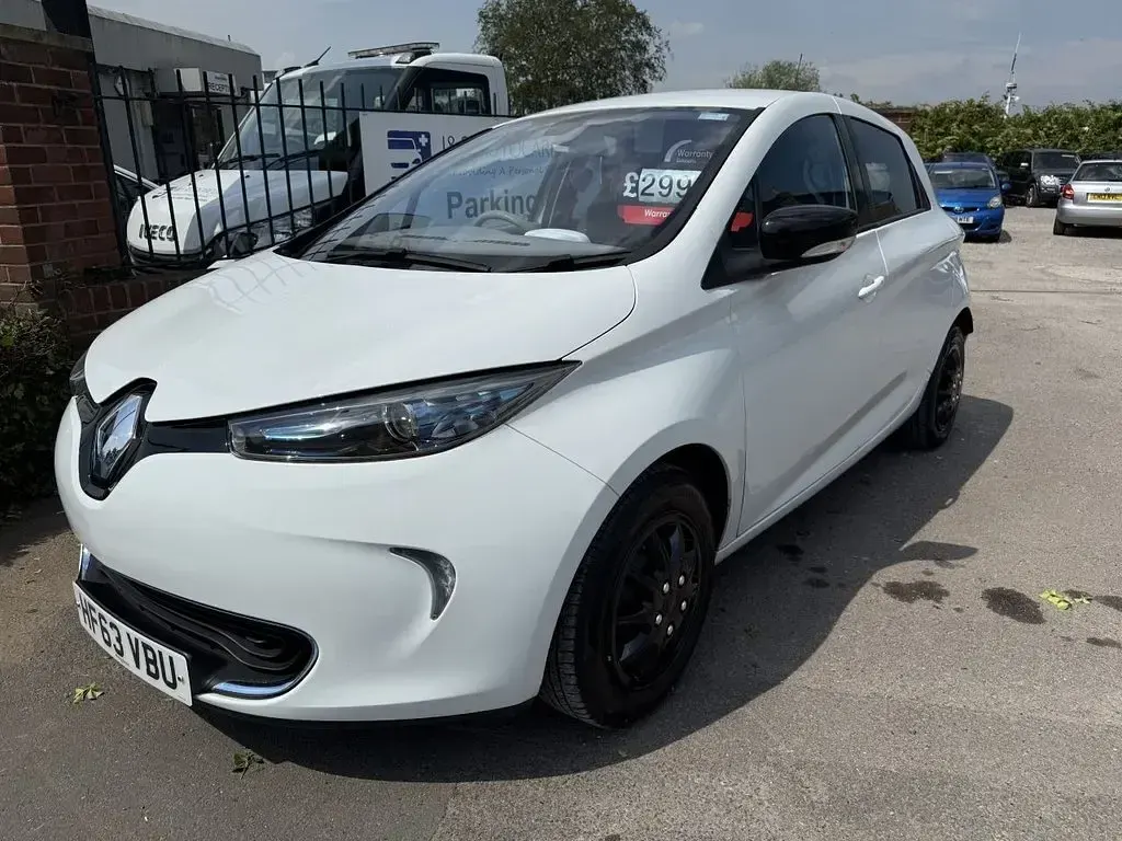 Used Renault Zoe Expression 64 kW (88 HP) 2013 White Hatchback