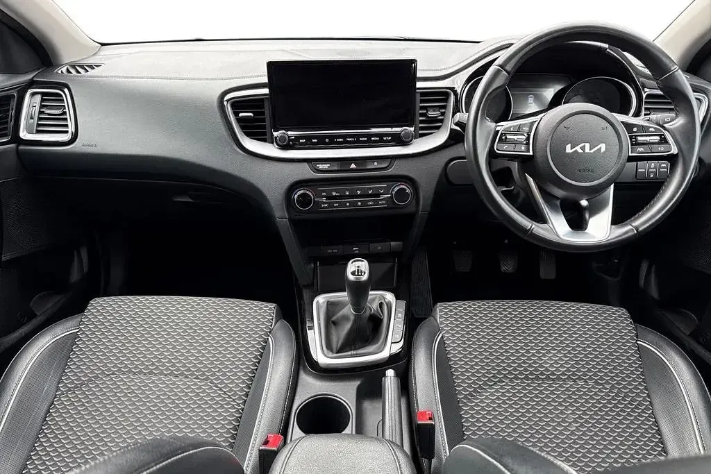 Used Kia Ceed 2022 White Hatchback