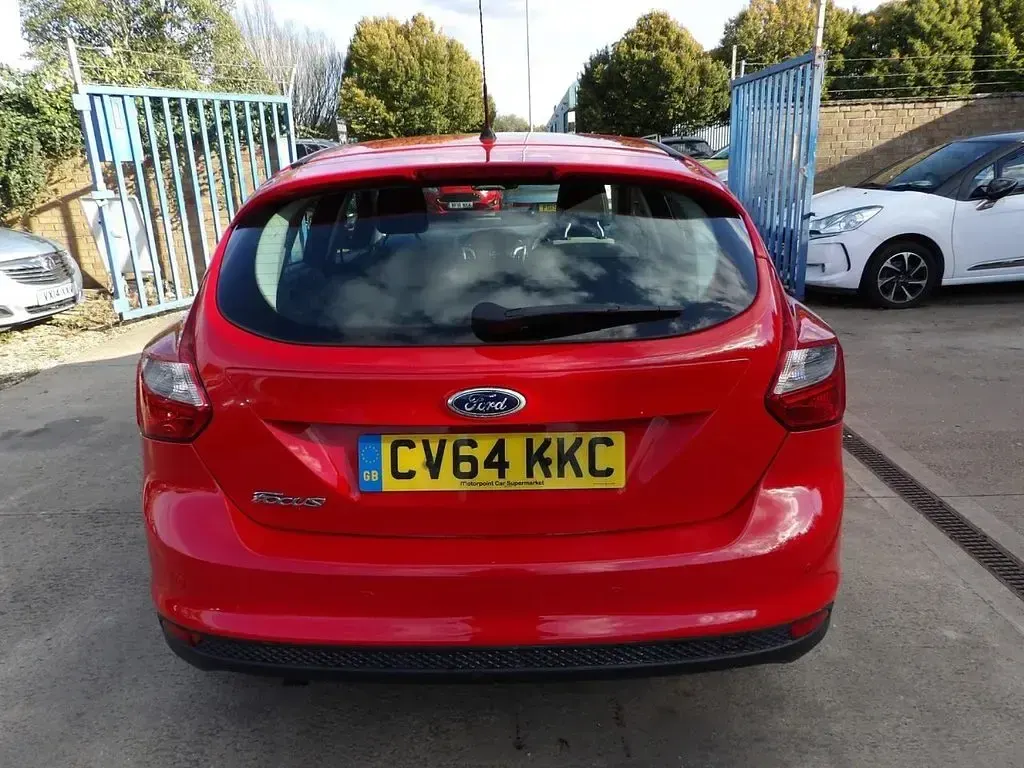 Used Ford Focus Zetec 115 HP (84 kW) 2014 Red Hatchback
