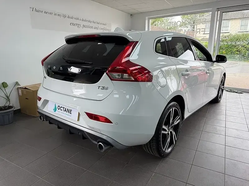 Usado Volvo V40 R-Design Pro 152 HP (111 kW) 2018 Branco Citadino