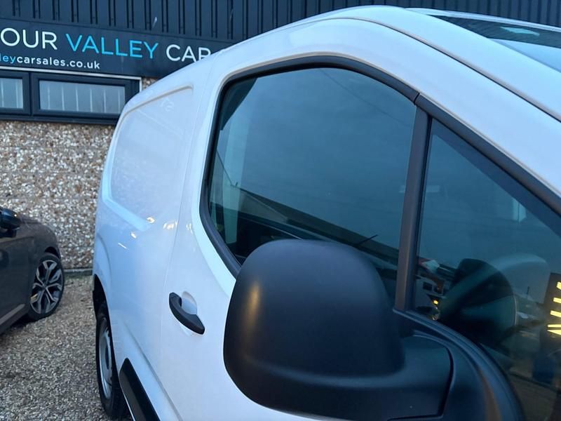 Used Peugeot Partner Premium 131 HP (96 kW) 2023 White MPV