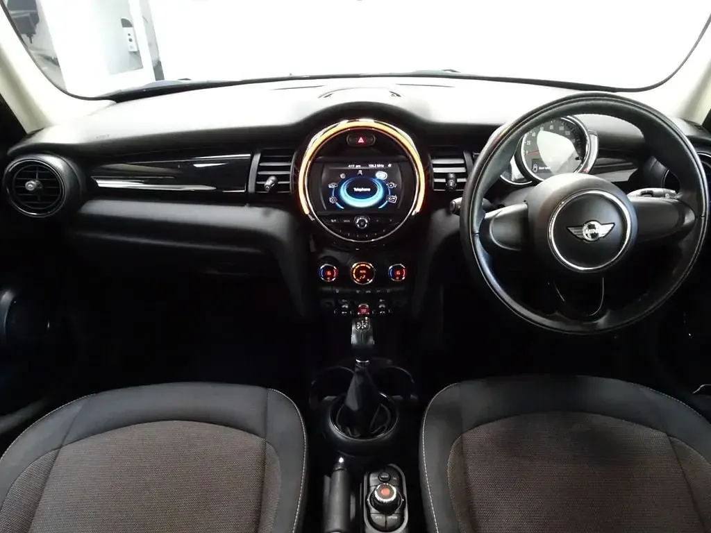 Usado Mini Cooper Hatch 136 CV (100 kW) 2017 Gris Utilitario