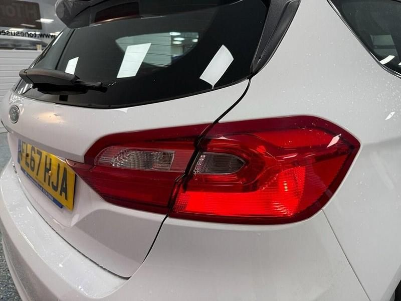 Second-hand Ford Fiesta Zetec 70 CP (51 kW) 2017 Alb Hatchback