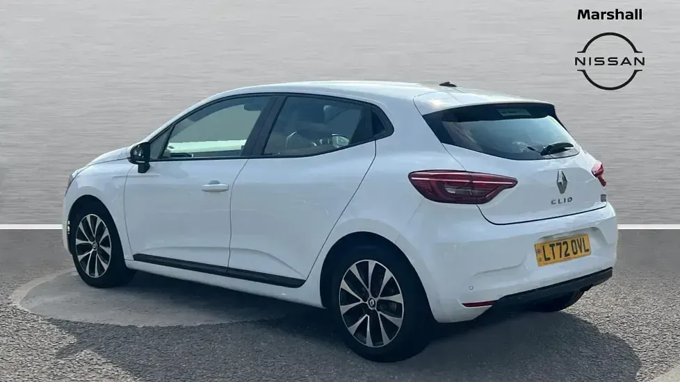 Used Renault Clio Iconic 140 HP (102 kW) 2022 White Hatchback