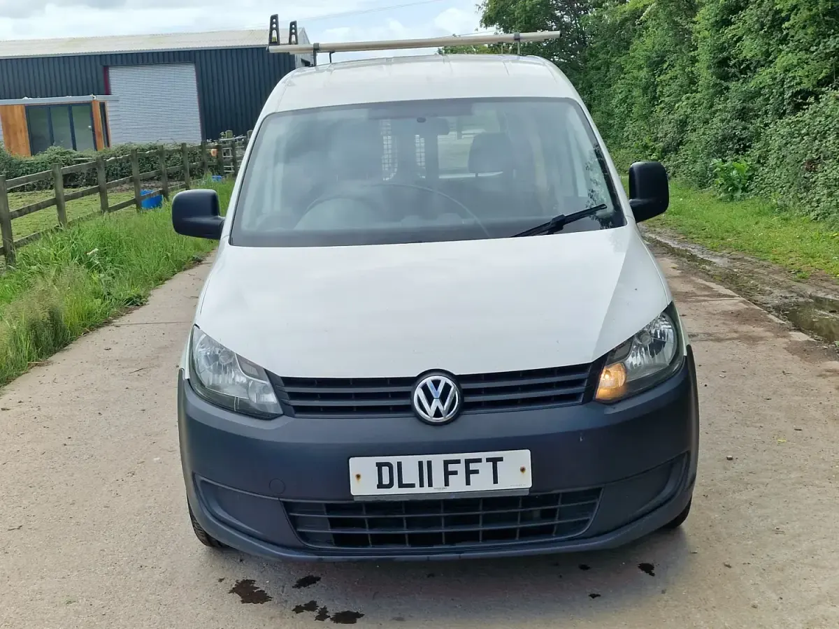 Usado VW Caddy 102 CV (75 kW) 2011 Blanco Monovolumen