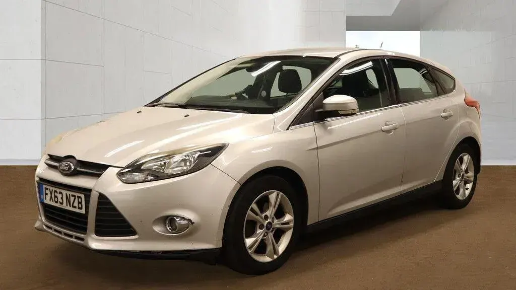 Used Ford Focus Zetec 125 HP (91 kW) 2013 Silver Hatchback