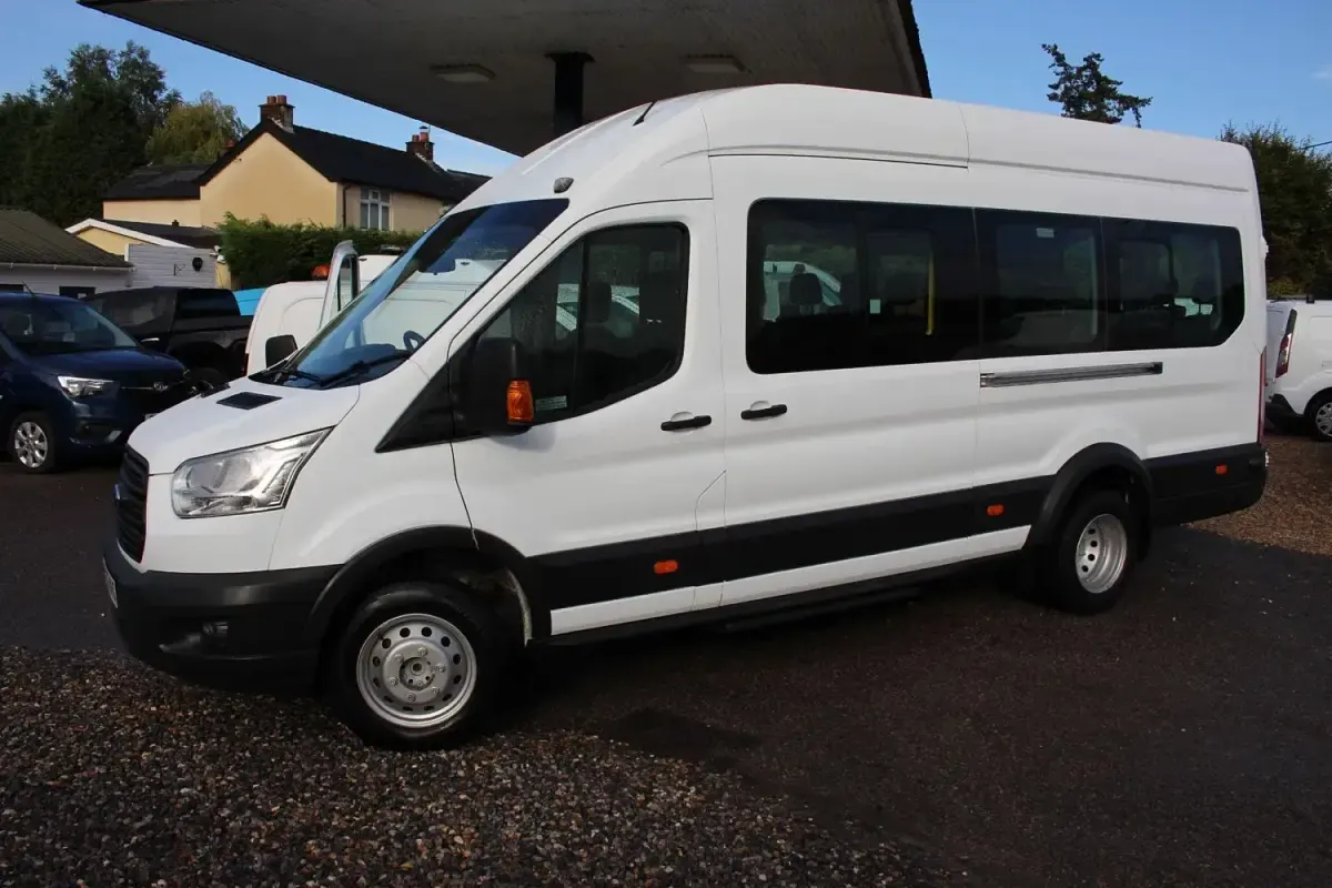 Usado Ford Transit 125 HP (91 kW) 2015 Branco Sedan