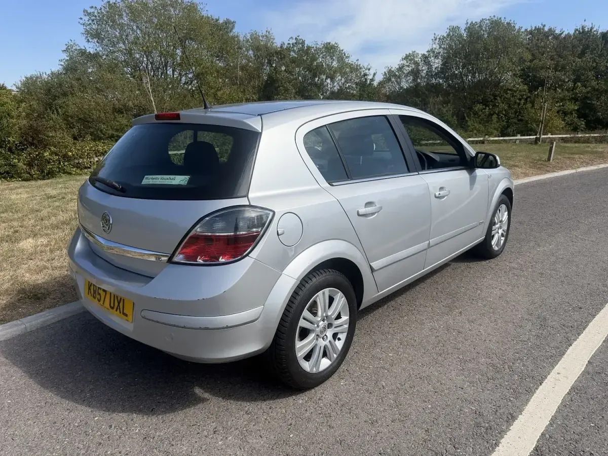 Used Vauxhall Astra Design Edition 113 HP (83 kW) 2008 Silver Hatchback