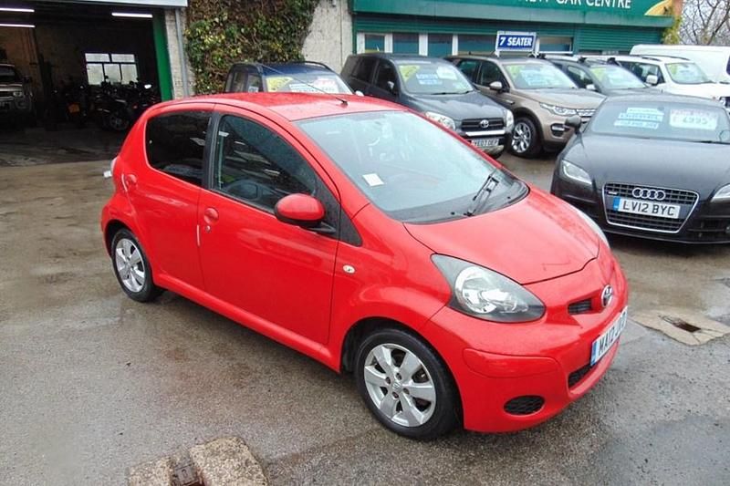 Begagnad Toyota Aygo 68 HK (50 kW) 2012 Röd Halvkombi