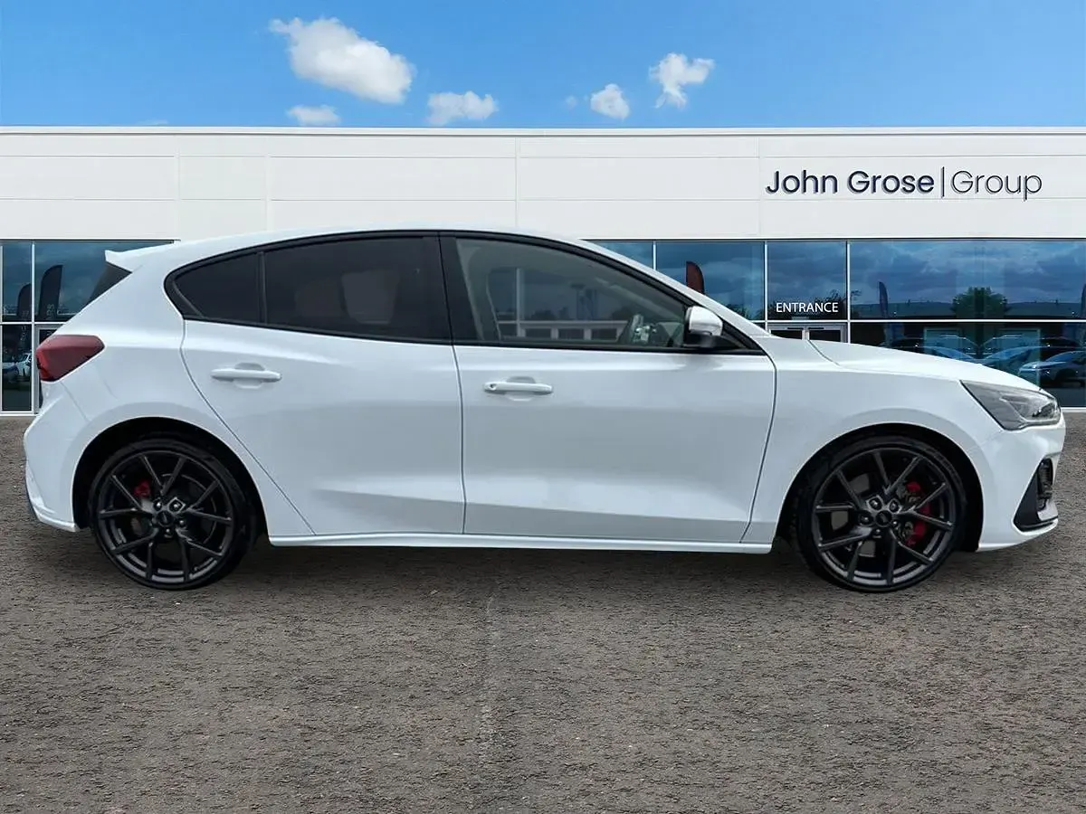 Used Ford Focus ST 280 HP (205 kW) 2024 White Hatchback