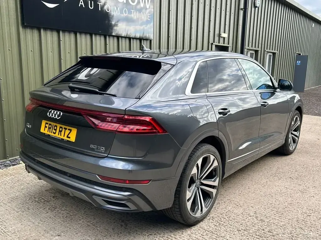 Używany Audi Q8 S-Line 286 KM (210 kW) 2019 Szary SUV