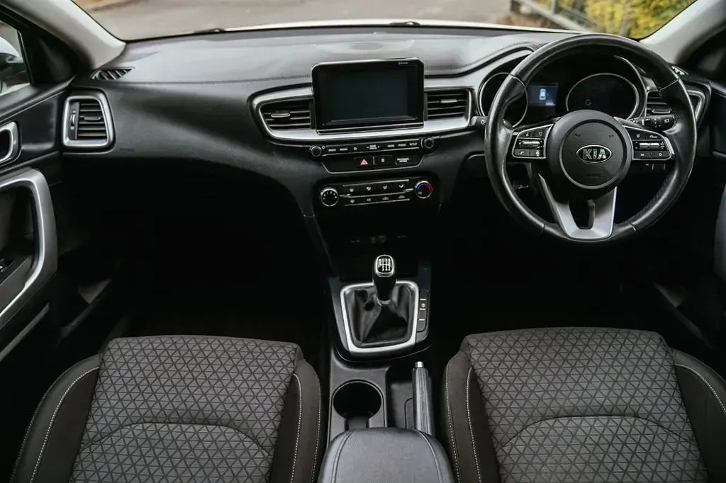 Käytetty Kia Ceed 114 HP (83 kW) 2019 Valkoinen Viistoperä