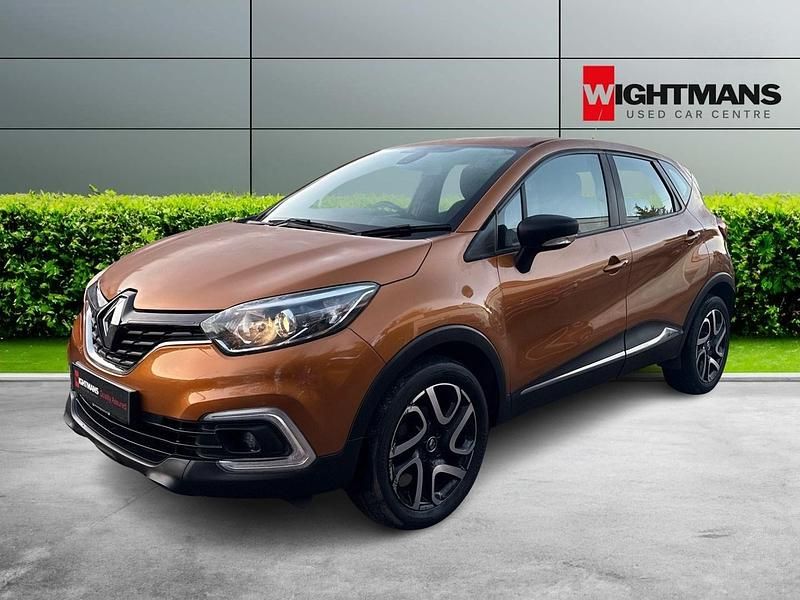 Used Renault Captur Dynamique 90 HP (66 kW) 2017 Orange SUV