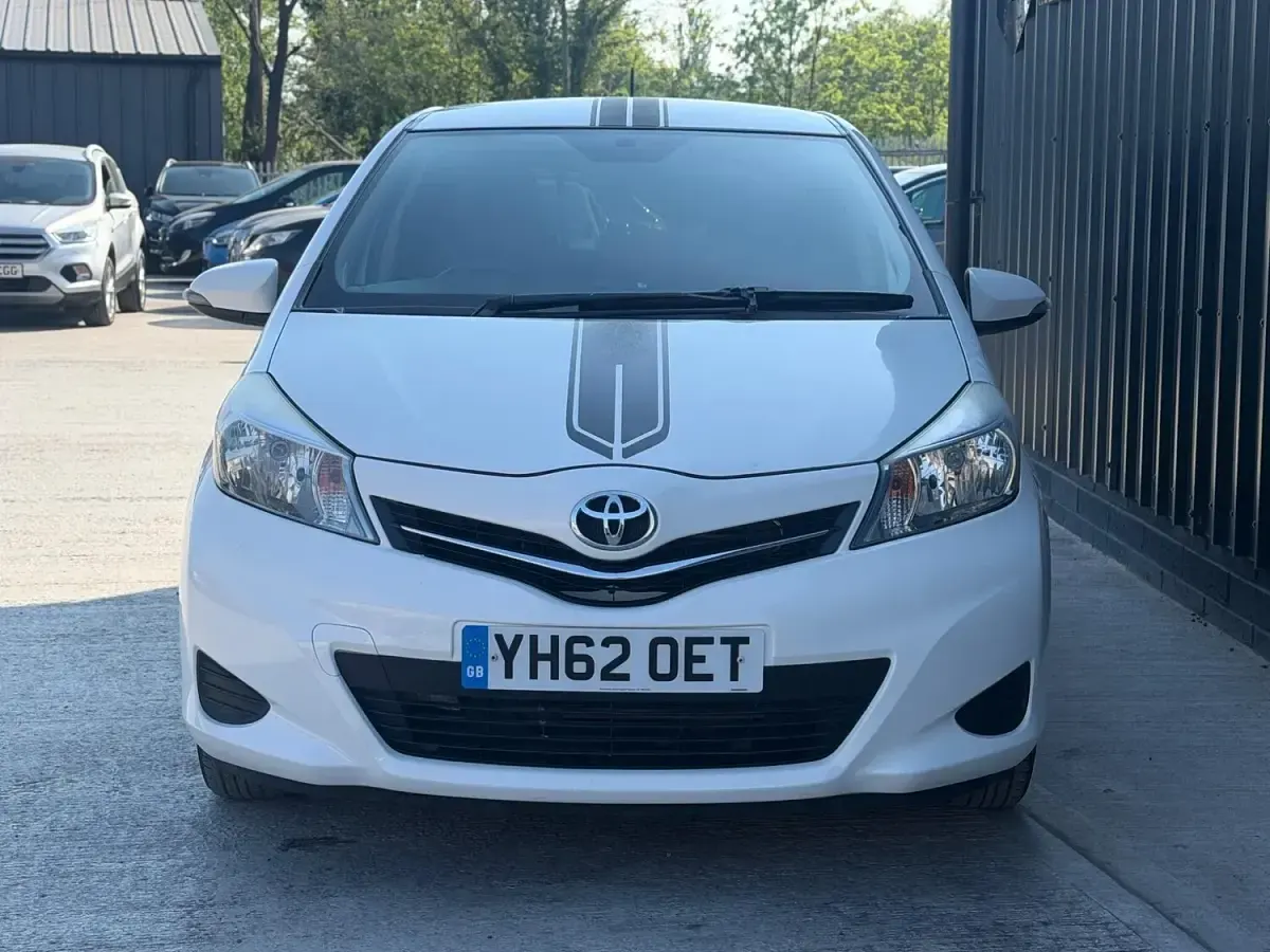 Used Toyota Yaris 99 HP (72 kW) 2012 White Hatchback