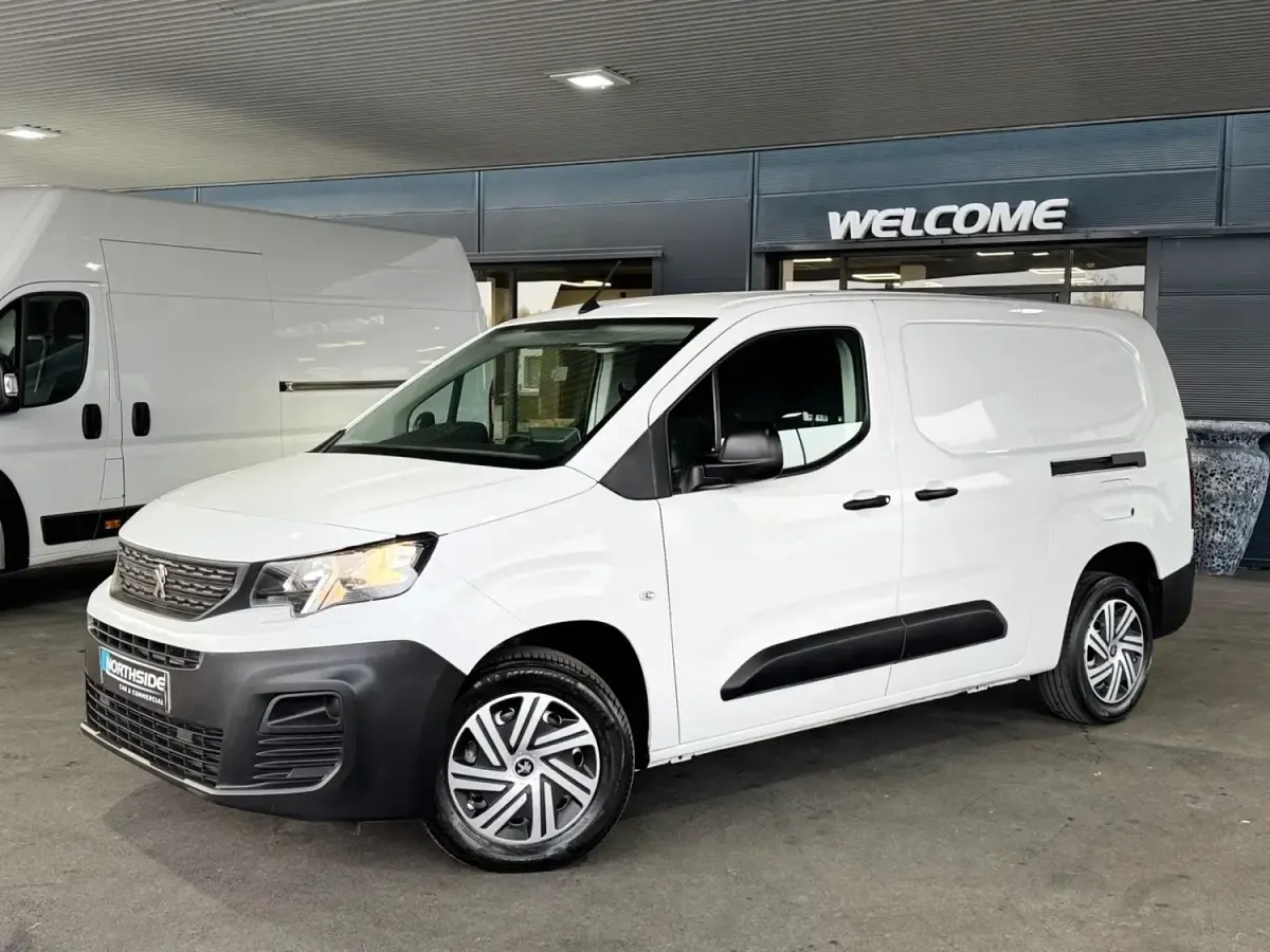 Second-hand Peugeot Partner Premium 2023 Alb Monovolum