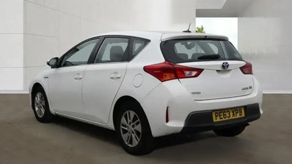 Used Toyota Auris Hybrid 136 HP (100 kW) 2013 White Hatchback