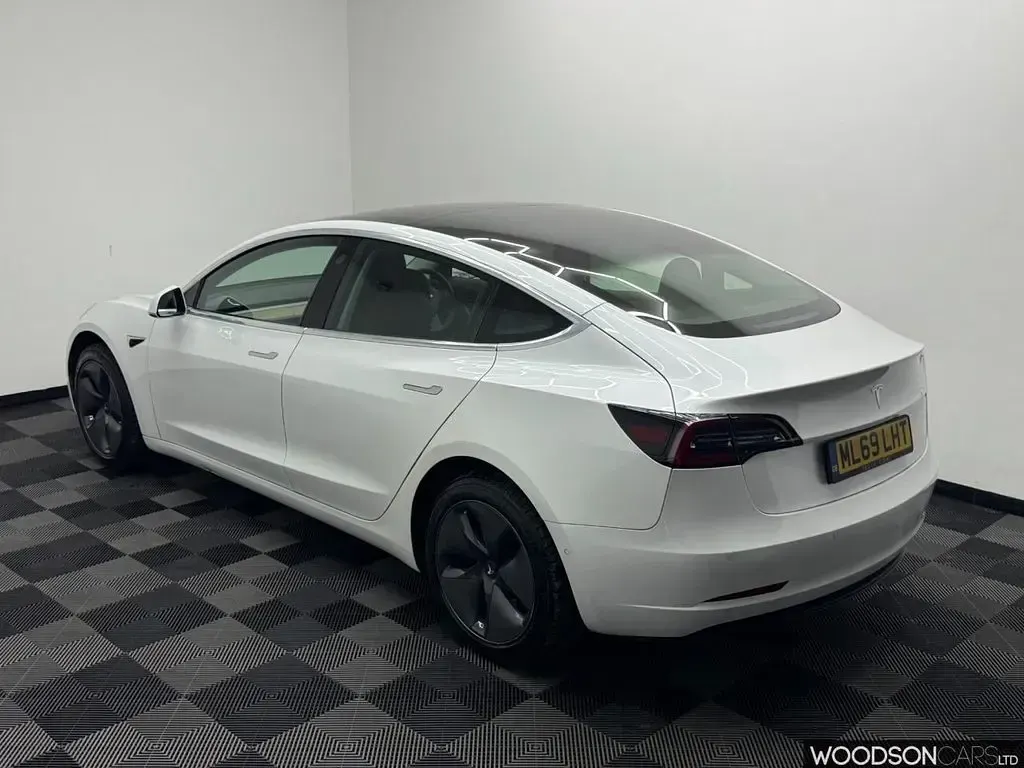 Used Tesla Model 3 Standard Range Plus 239 kW (325 HP) 2019 White Sedan