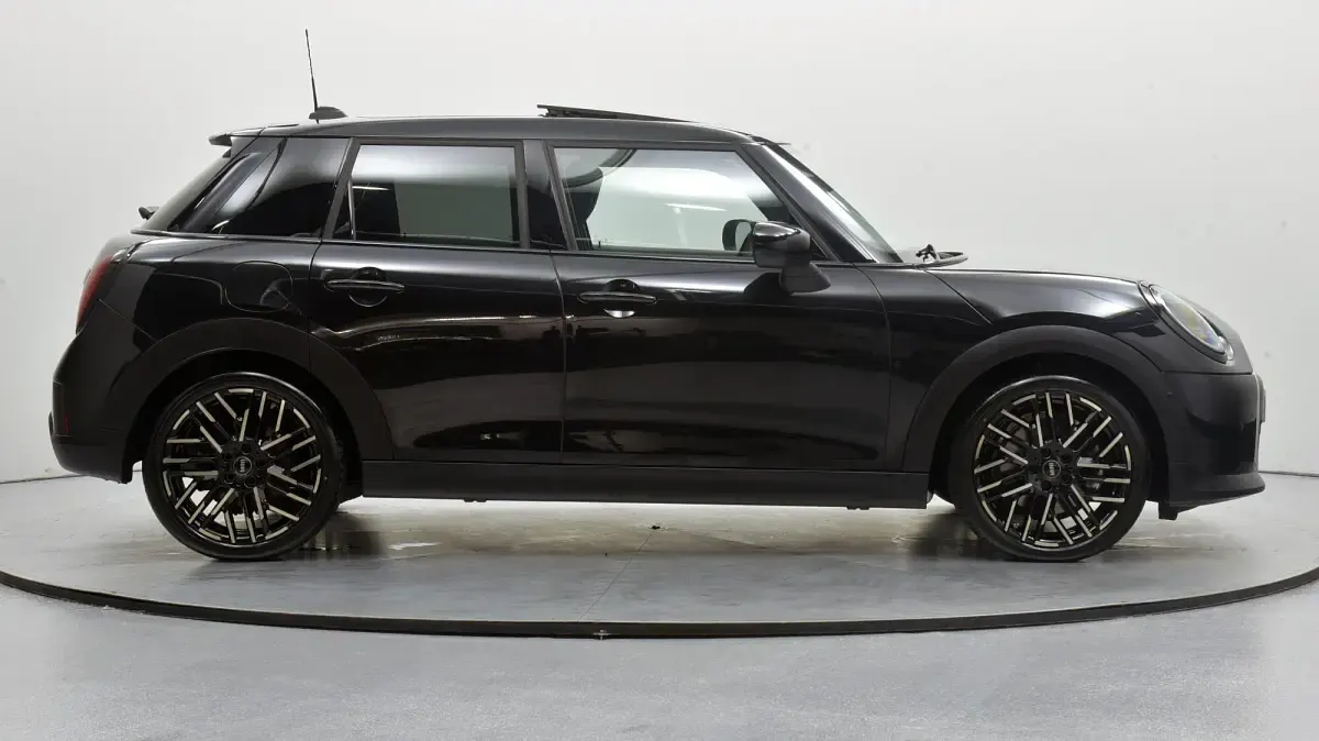 Used Mini Cooper Hatch 113 kW (154 HP) 2026 Black Hatchback
