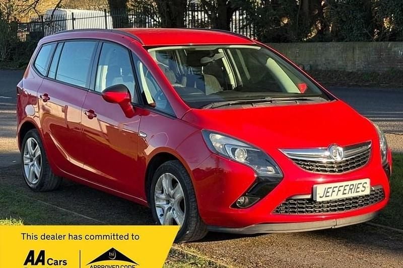 Used Vauxhall Zafira Tourer 130 HP (95 kW) 2015 Red MPV