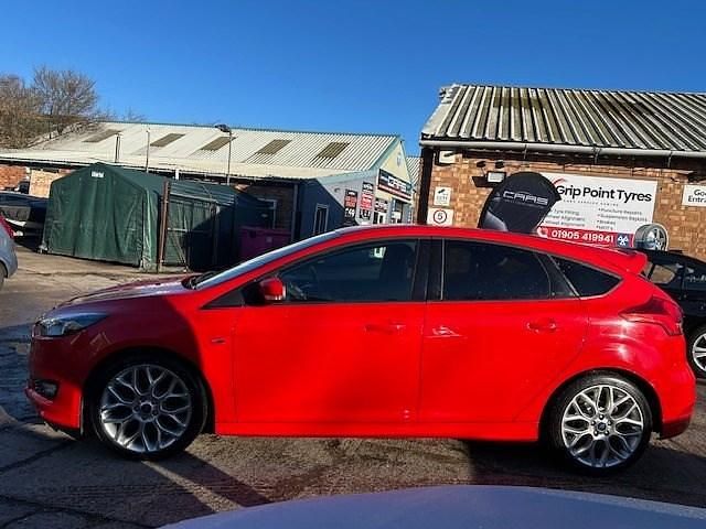 Used Ford Focus ST-Line 140 HP (102 kW) 2018 Red Hatchback