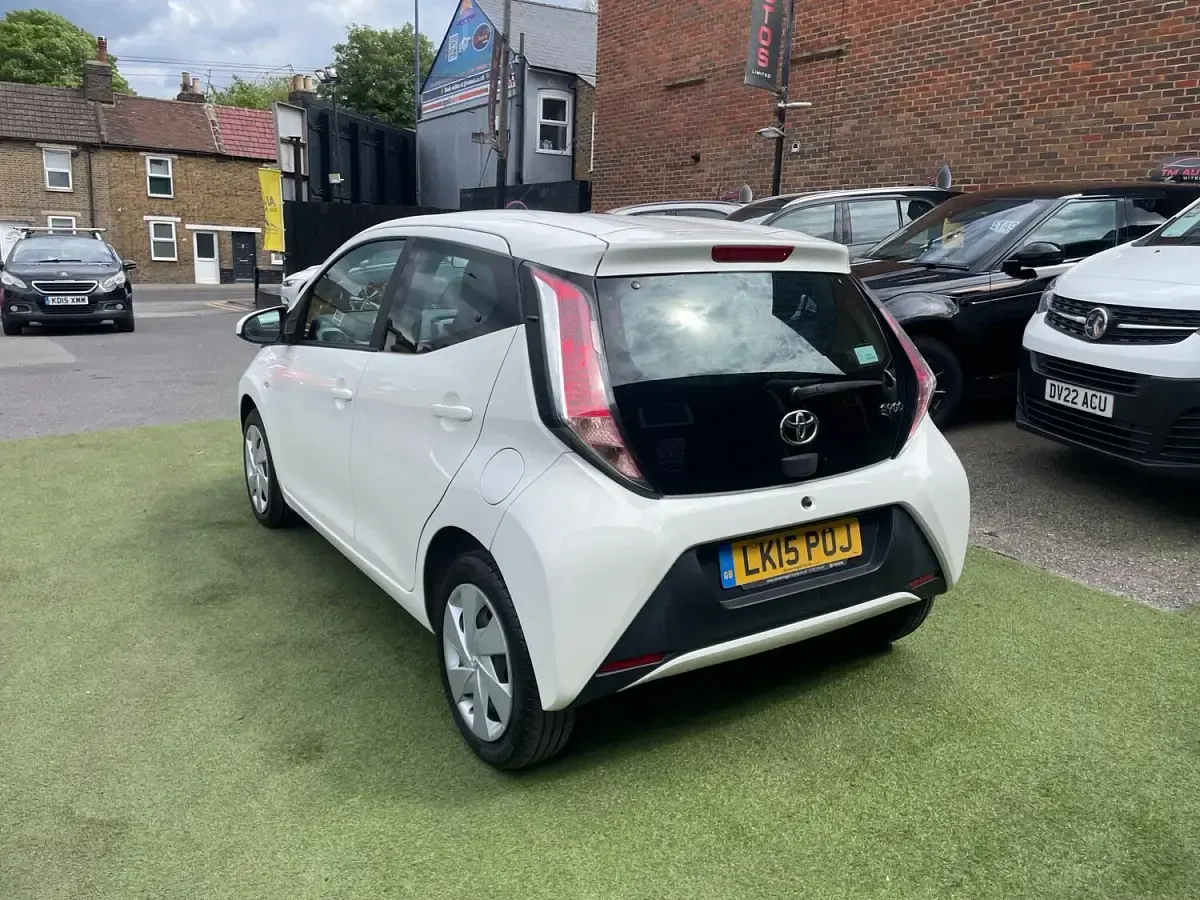 Usado Toyota Aygo X-play 69 HP (50 kW) 2015 Branco Citadino