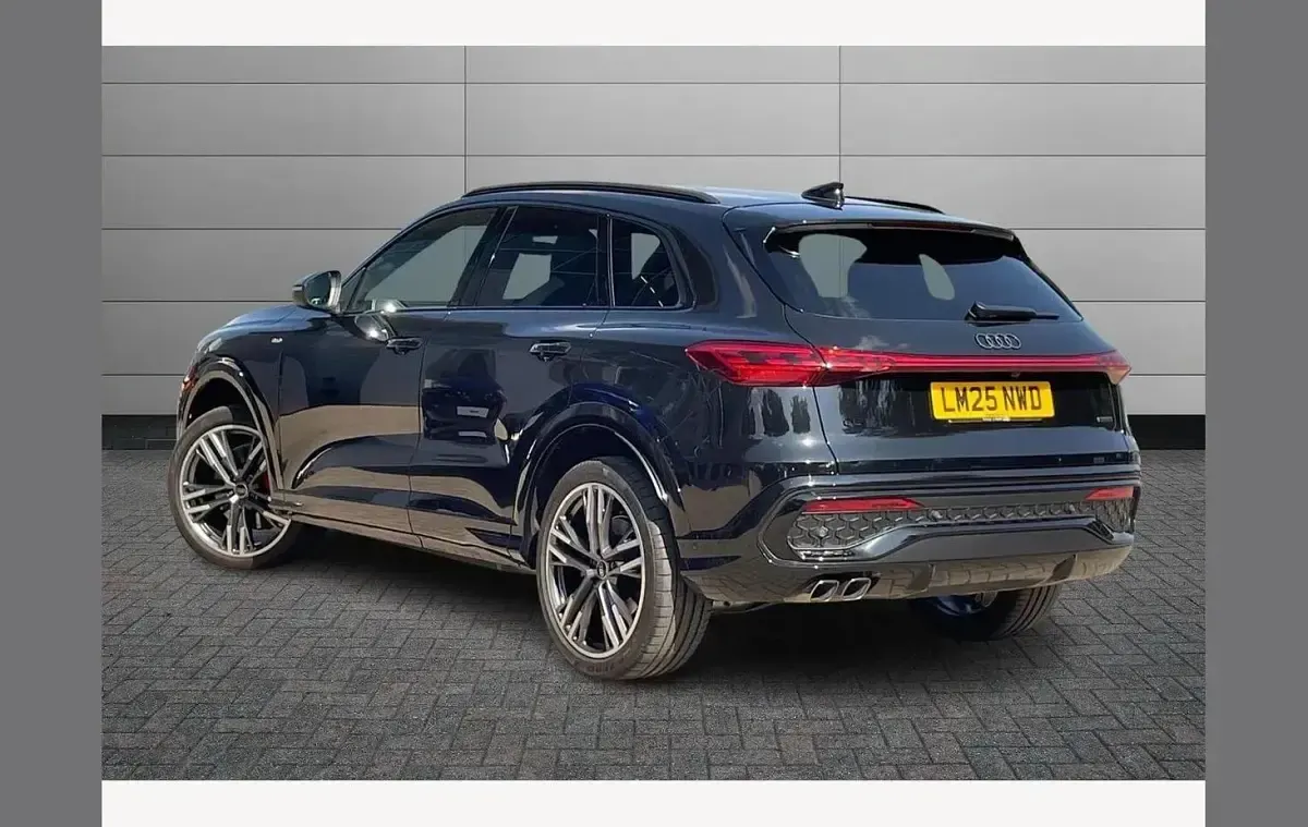 Used Audi Q5 Advanced 204 HP (150 kW) 2025 Mythos black SUV